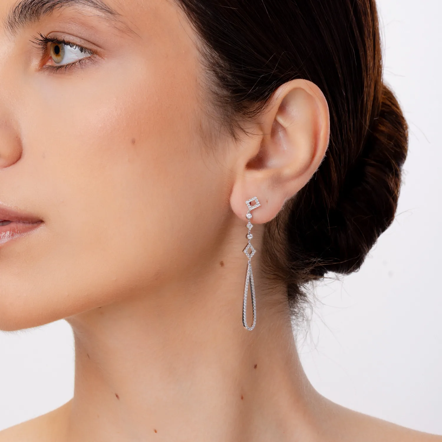 Cercei lungi din aur alb cu diamante de 0.9ct