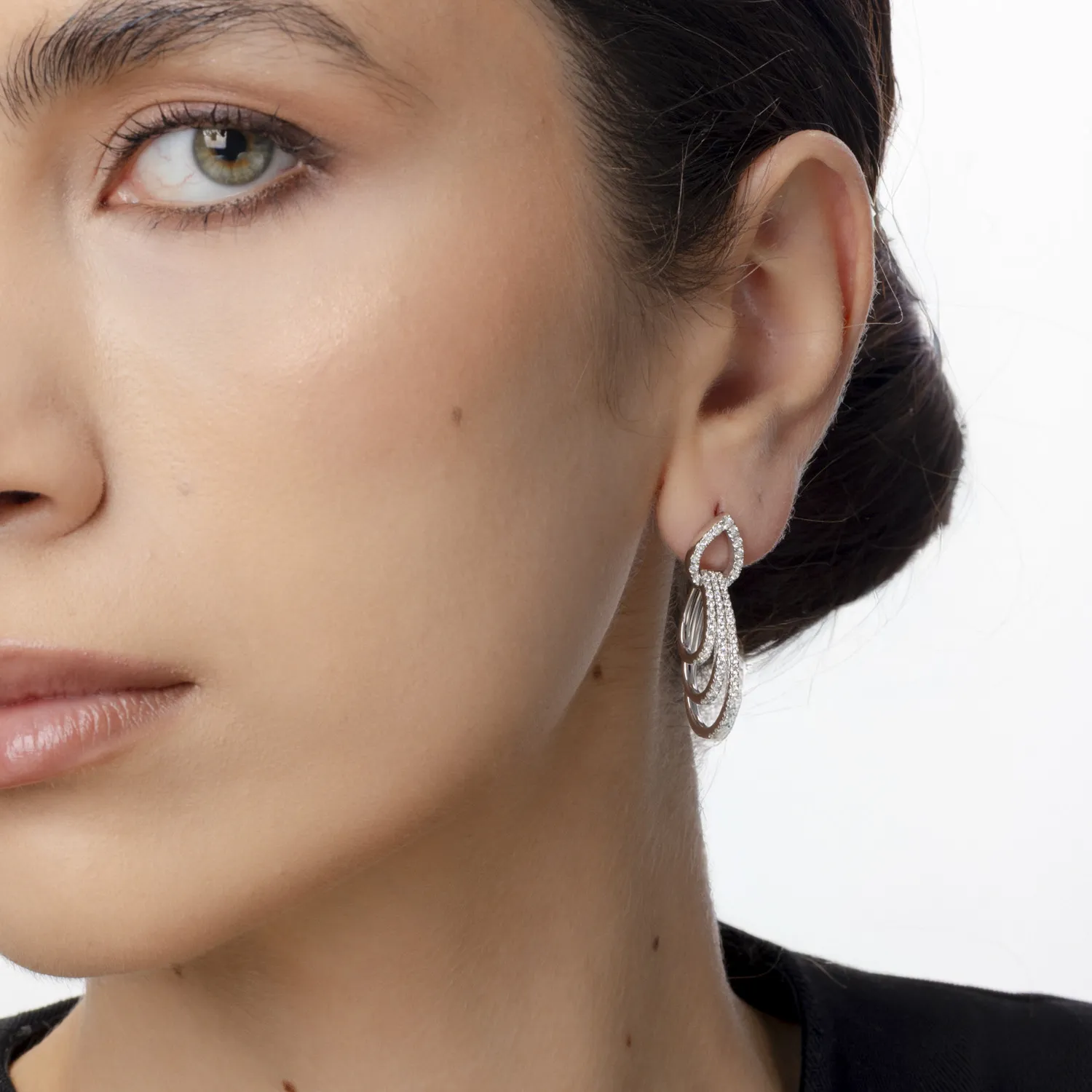 Fehérarany fülbevaló. 1.5ct mikrobe keményedő gyémántokkal