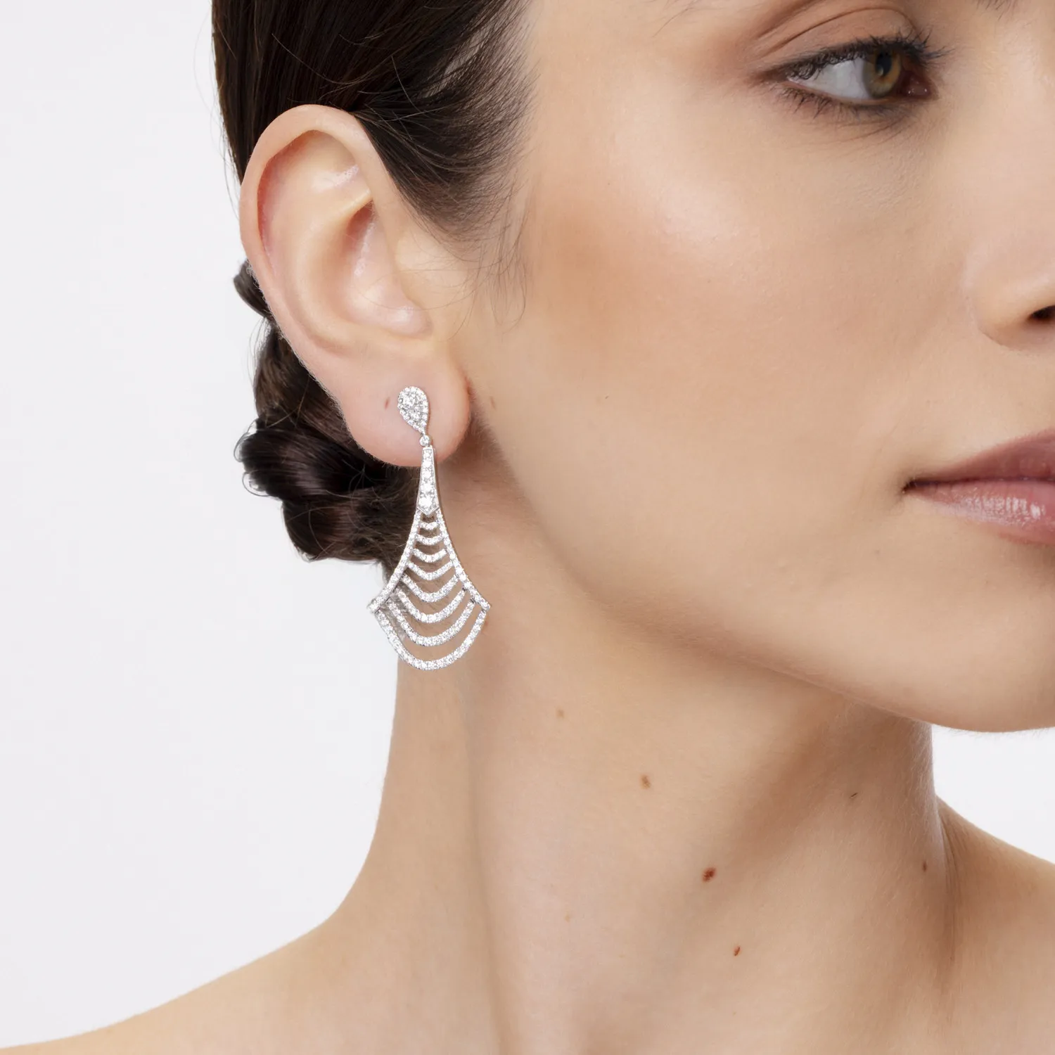 Fehérarany hosszú fülbevaló. 2.5ct mikrobeágyazó gyémántokkal