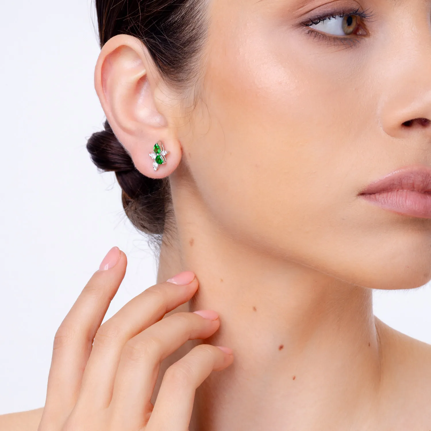 Cercei din aur alb cu tzavorite verzi pear si diamante de 1.5ct