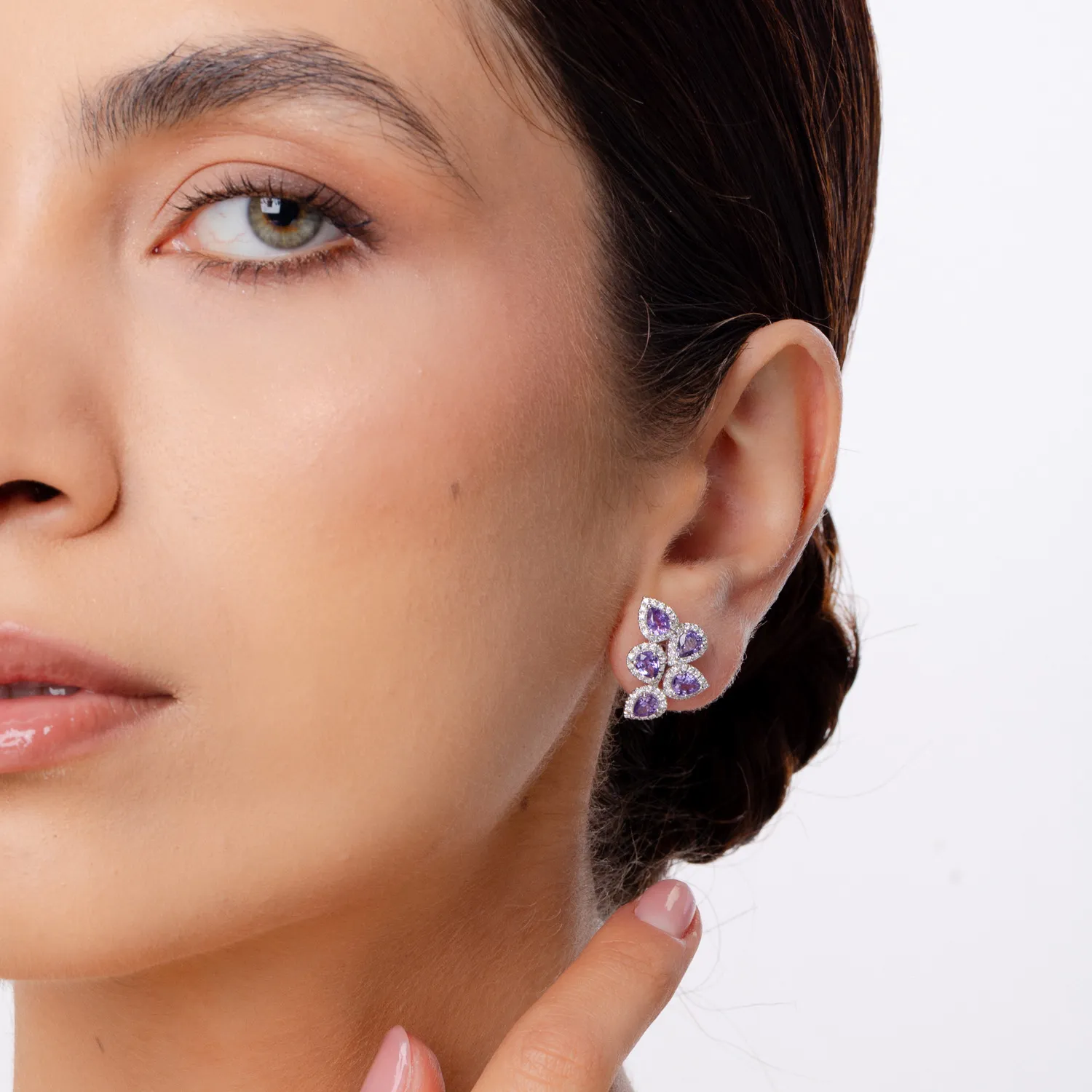 Cercei din aur alb cu safire violet pear si diamante round de 3.9ct
