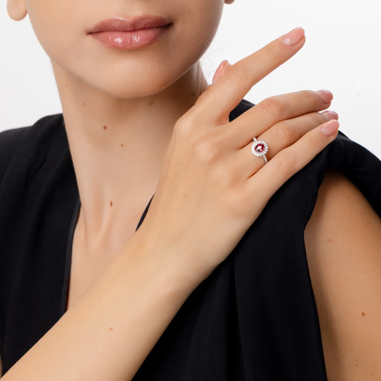 Białe złote pierścionek z rubinem o wadze 1ct i diamentami