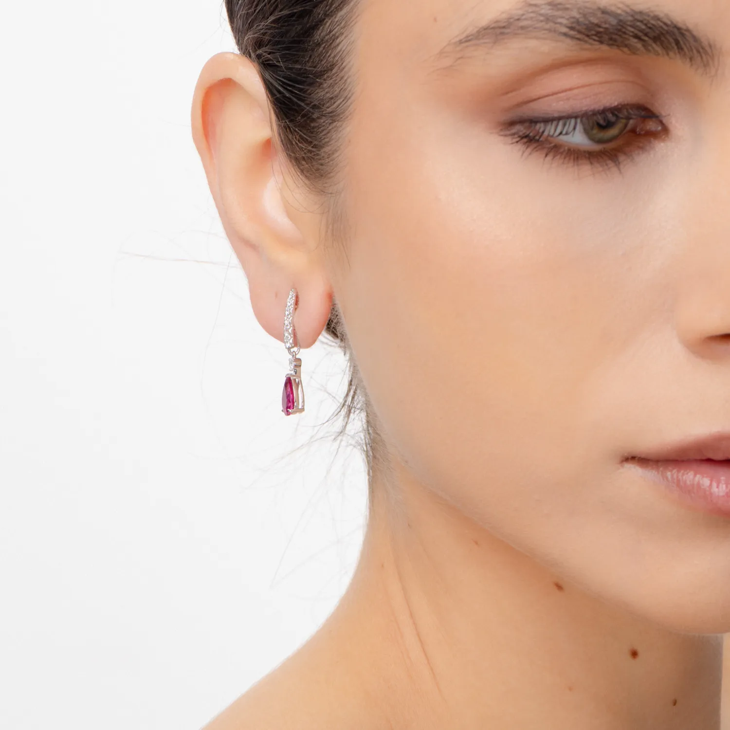 Złote kolczyki w kształcie geometrycznym z rubelitami o wadze 2.8ct i diamentami
