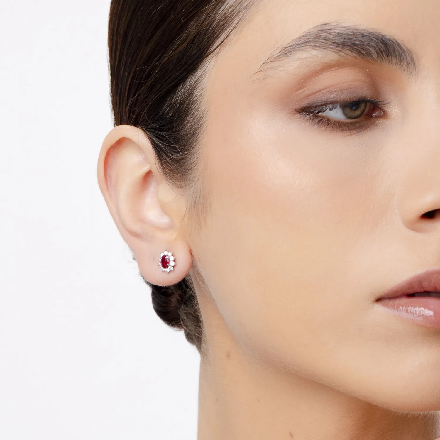 Fehér arany geometriai fülbevalók 1.3ct rubinnal és gyémánttal