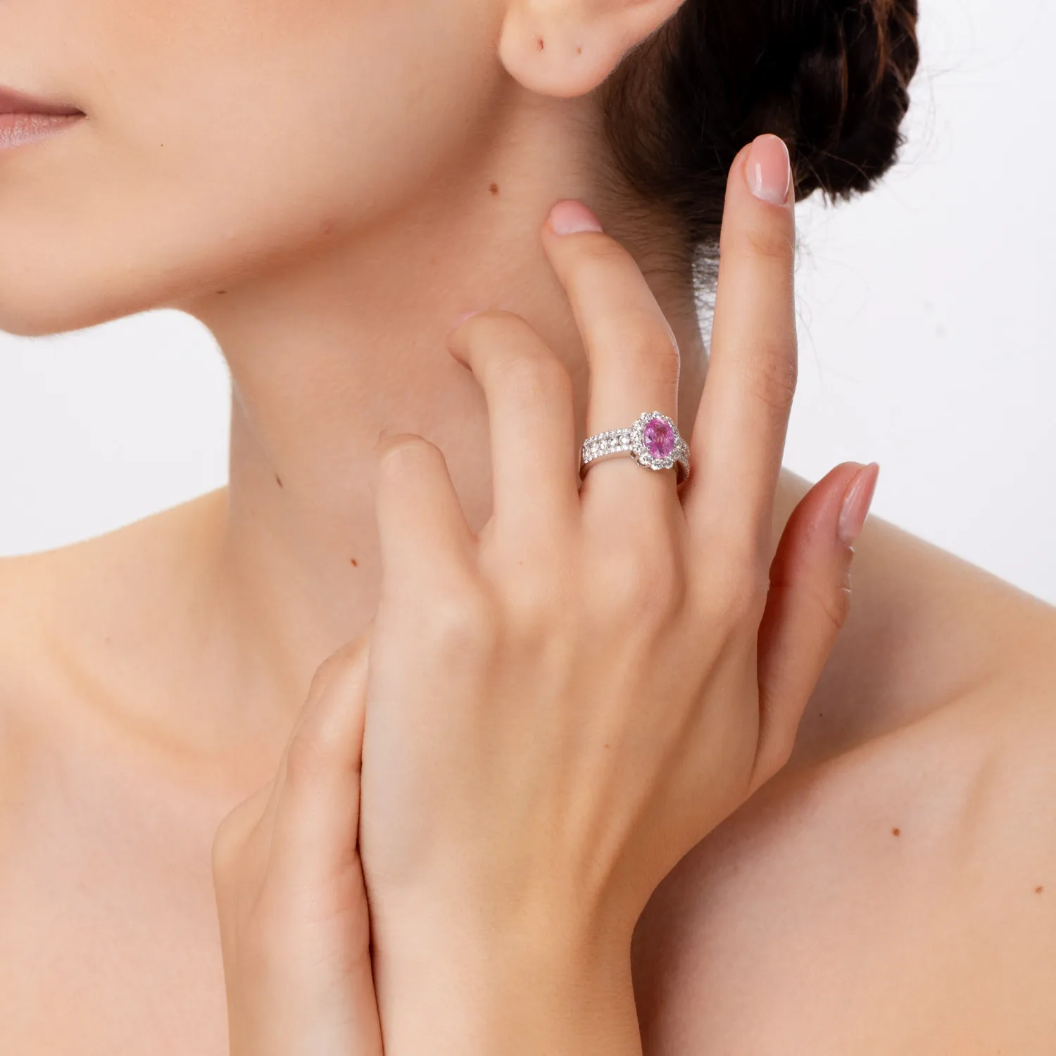 White gold ring with a 1.69ct pink sapphire and 1.22ct clear diamonds