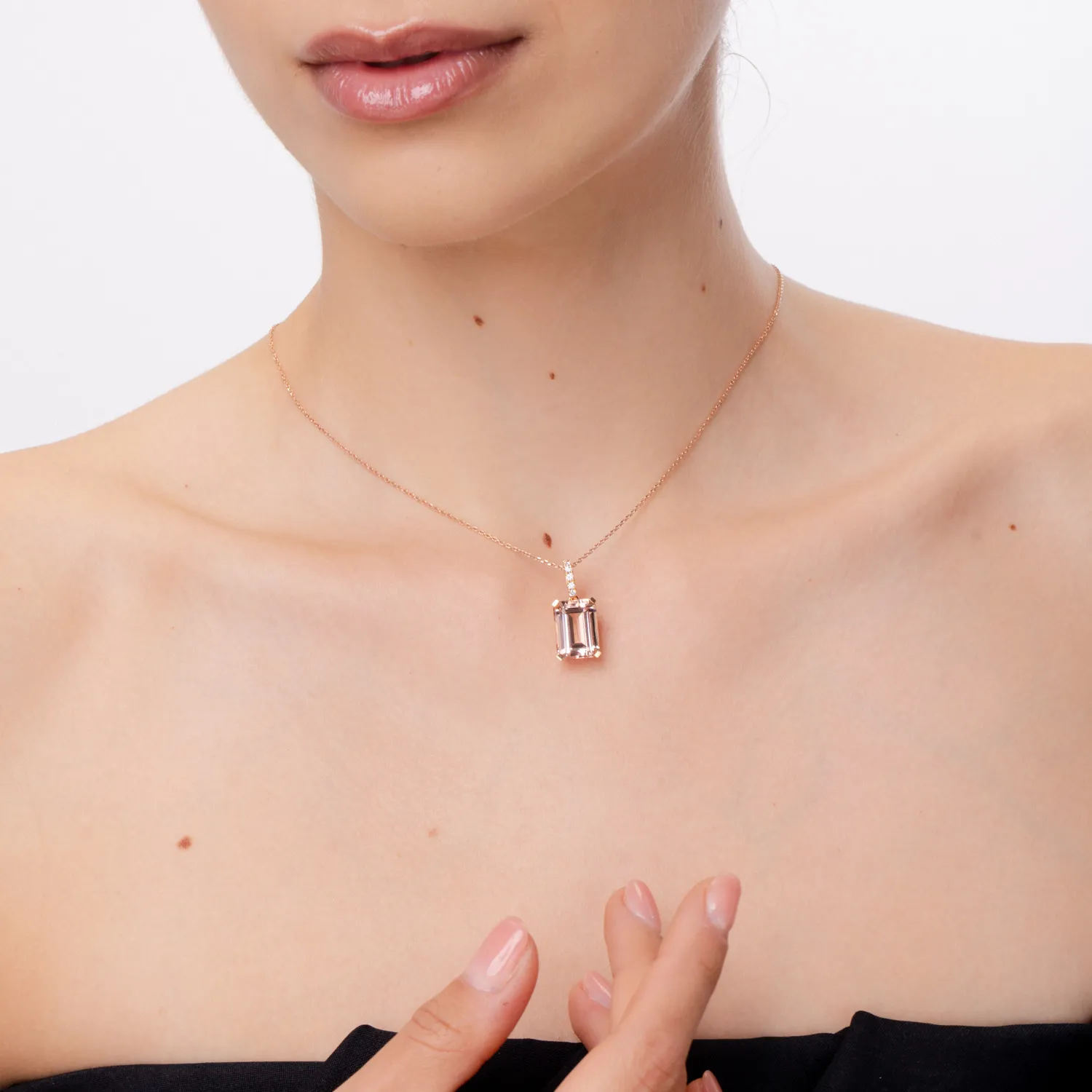 Wisiorek geometryczny z różowego złota z 6.7ct morganitem i 0.1ct diamentami