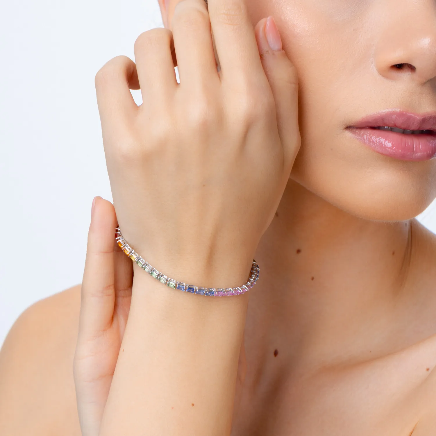 Biała złota bransoletka tennis z 10.9 ct wielokolorowych szafirów