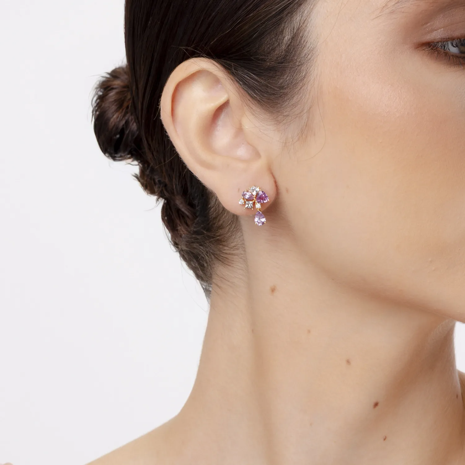 Cercei geometrici din aur galben cu safire multicolore de 3.76ct