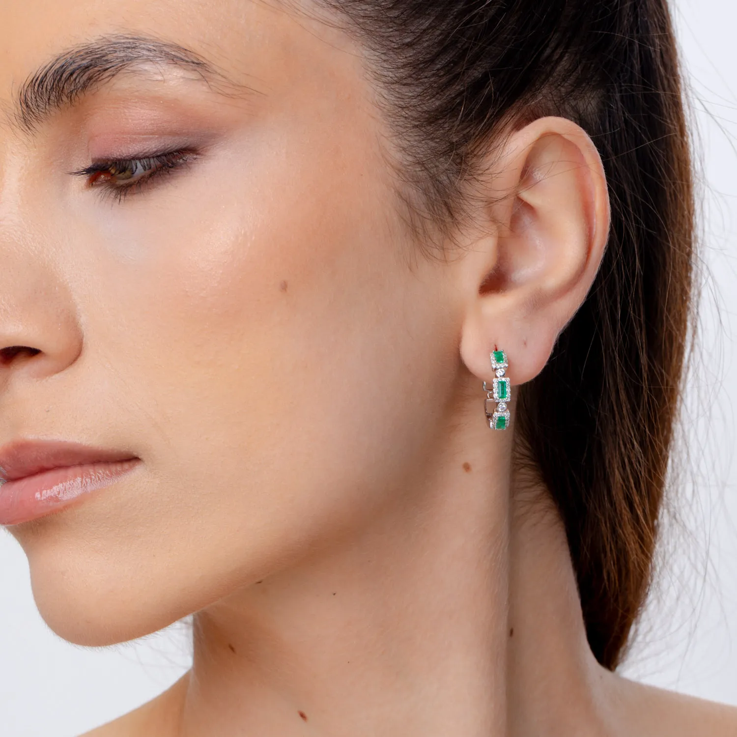 Cercei on ear din aur alb cu smaralde rectangulare de 0.7ct si diamante de 0.5ct