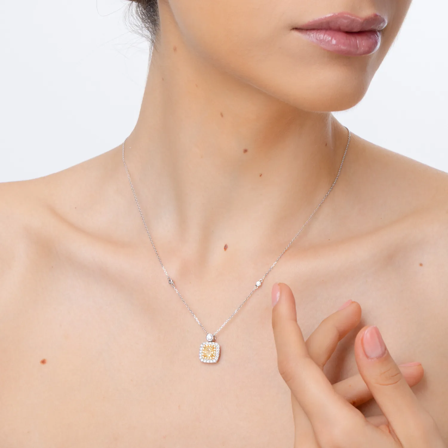 Naszyjnik z kwadratową zawieszką z białego i żółtego złota z 1.3 ct żółtych i przejrzystych diamentów