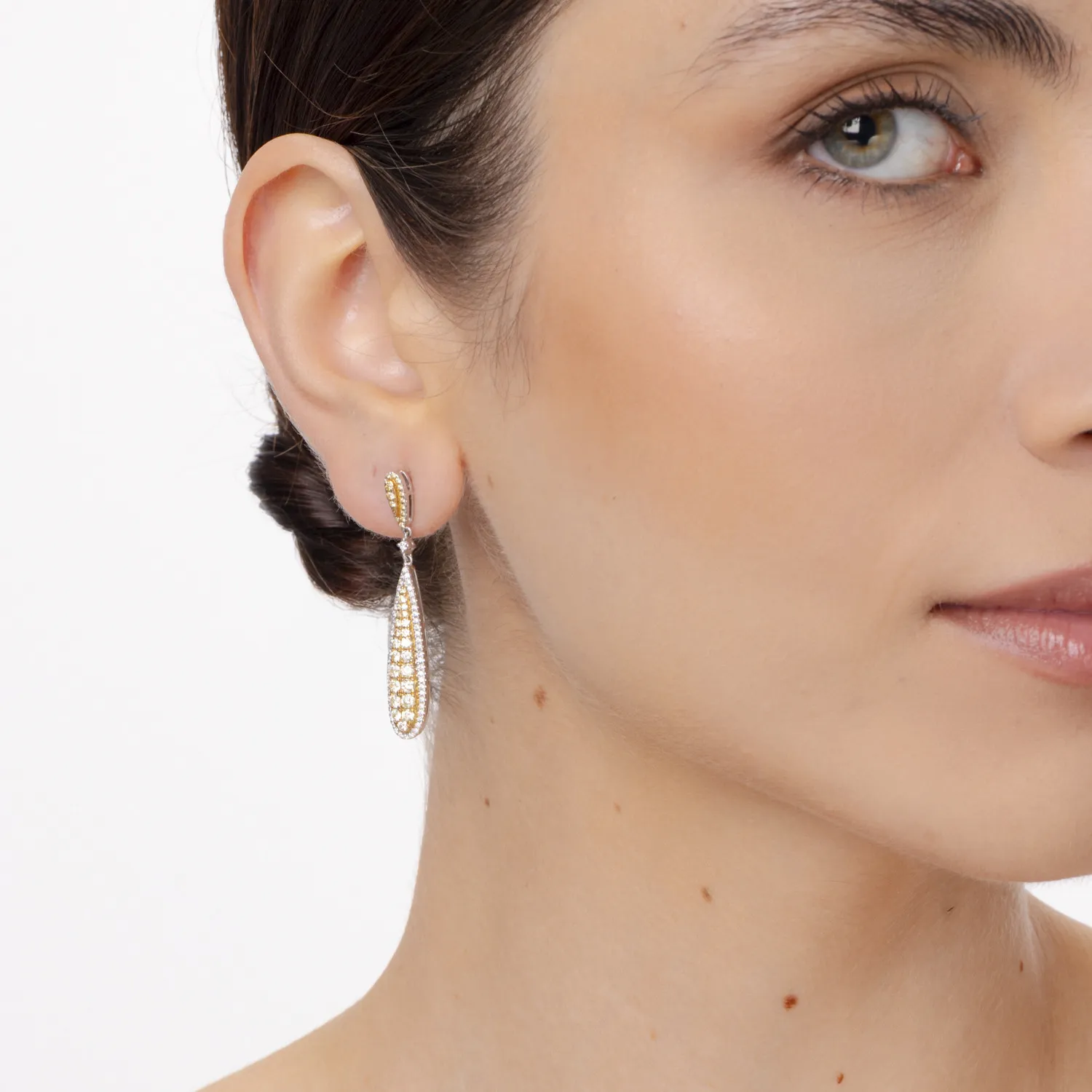 Fehér-sárga arany hosszú fülbevaló 1.8 ct sárga és áttetsző gyémánttal