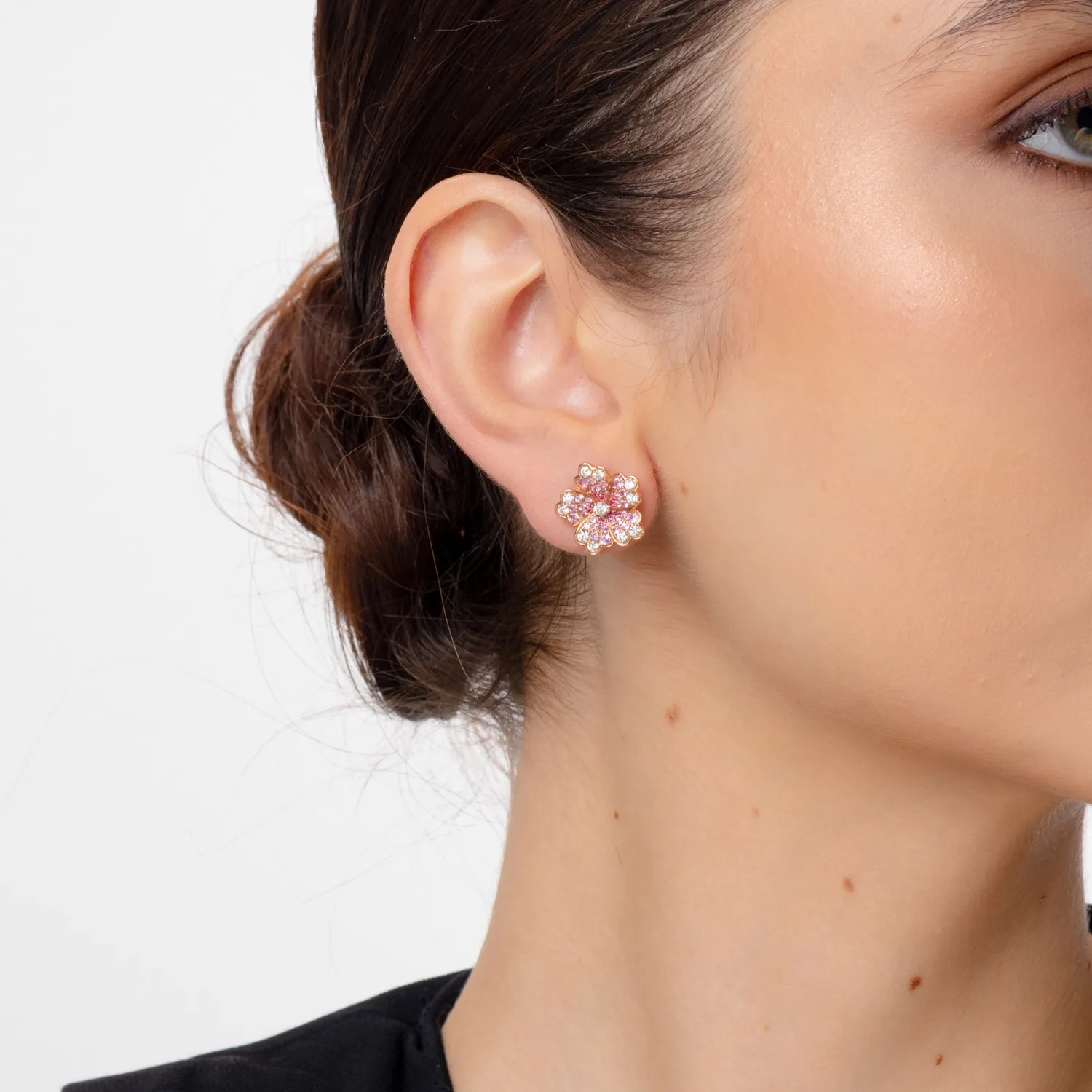 Kolczyki z różowego złota z kwiatami z diamentami o masie 0.6ct i różowymi szafirami o masie 1.1ct