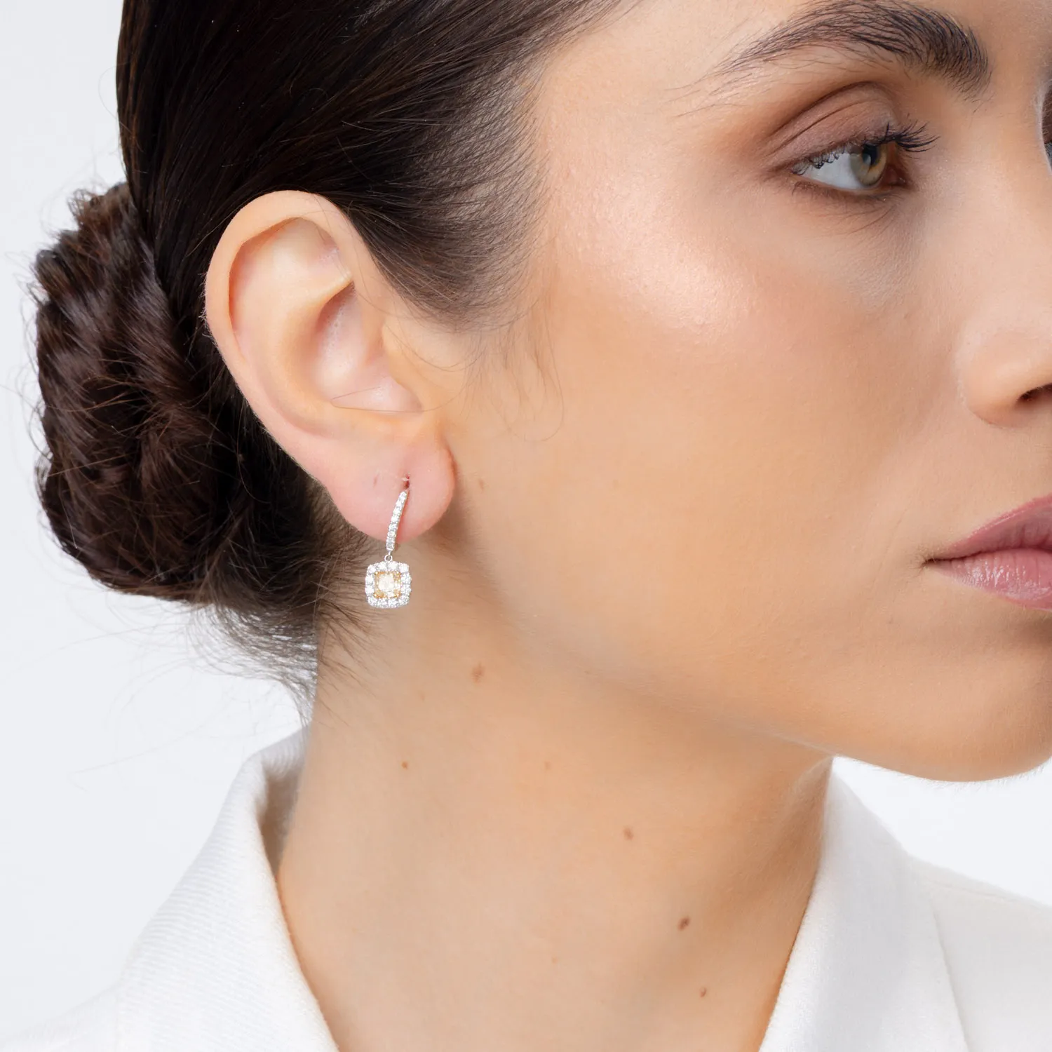 Cercei geometrici din aur alb-galben cu diamante galbene cushion si incolore de 2.1ct