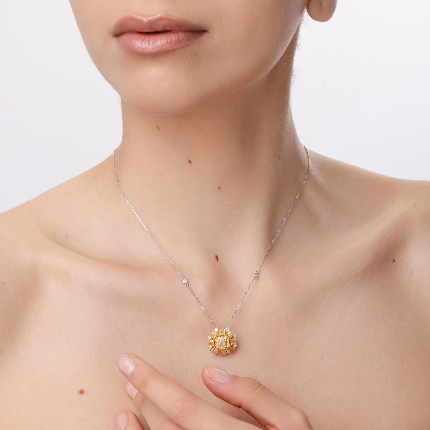 Lant cu pandantiv din aur alb-galben cu diamante galbene cushion si rotunde si diamante incolore de 3ct - imagine 3
