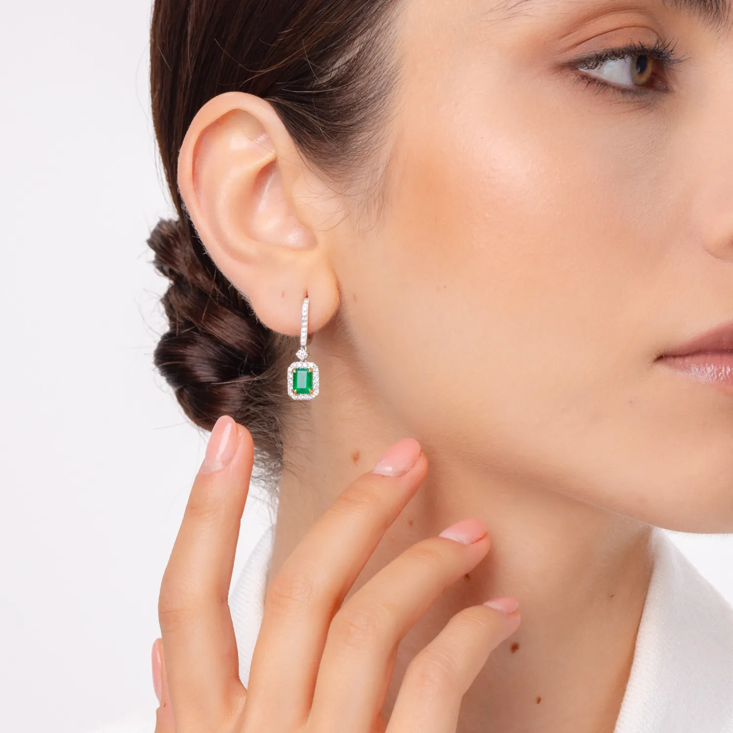 Cercei geometrici din aur alb-galben cu smaralde emerald si diamante round de 2.3ct