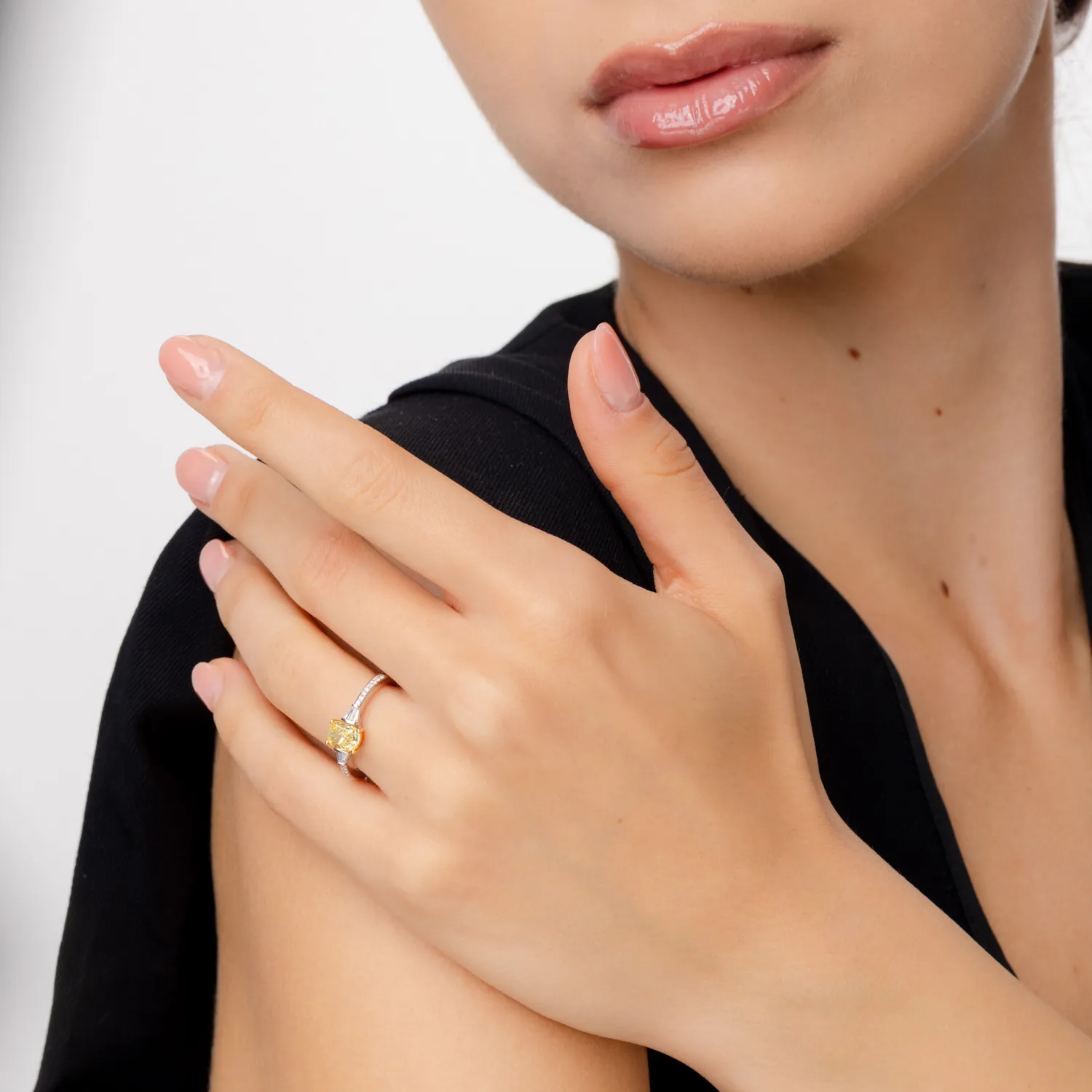 Klasyczny pierścionek z białego i żółtego złota z 1 ct fancy żółtego diamentu i 0.19 ct przejrzystych diamentów