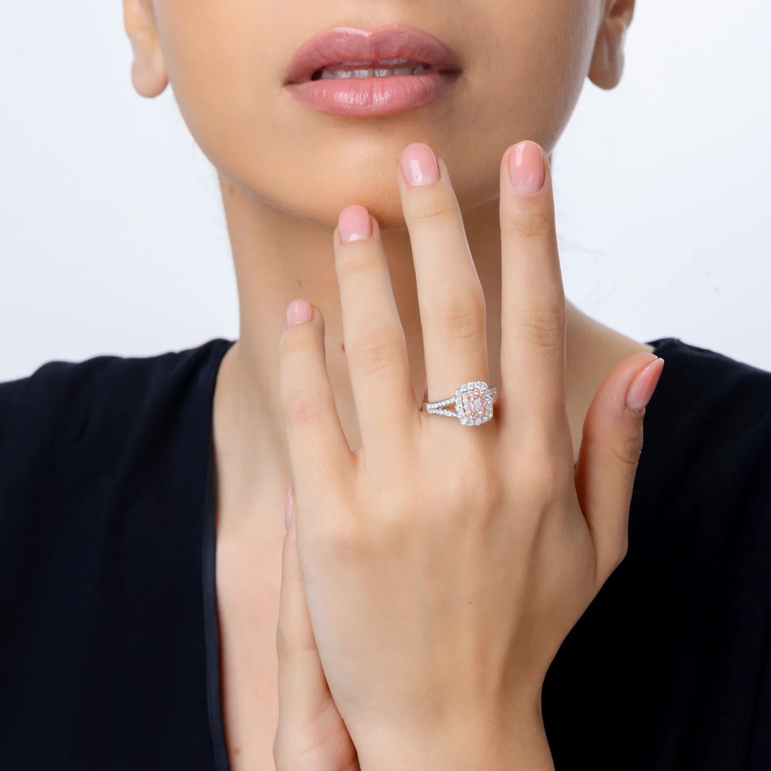 Pierścionek z białego i różowego złota z 0.5 ct fancy różowego diamentu i 0.75 ct różowych i przejrzystych diamentów