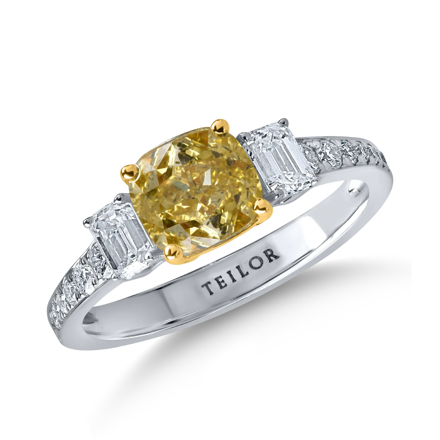 Inel din aur alb-galben cu un diamant fancy galben de 1.5ct si diamante incolore de 0.7ct