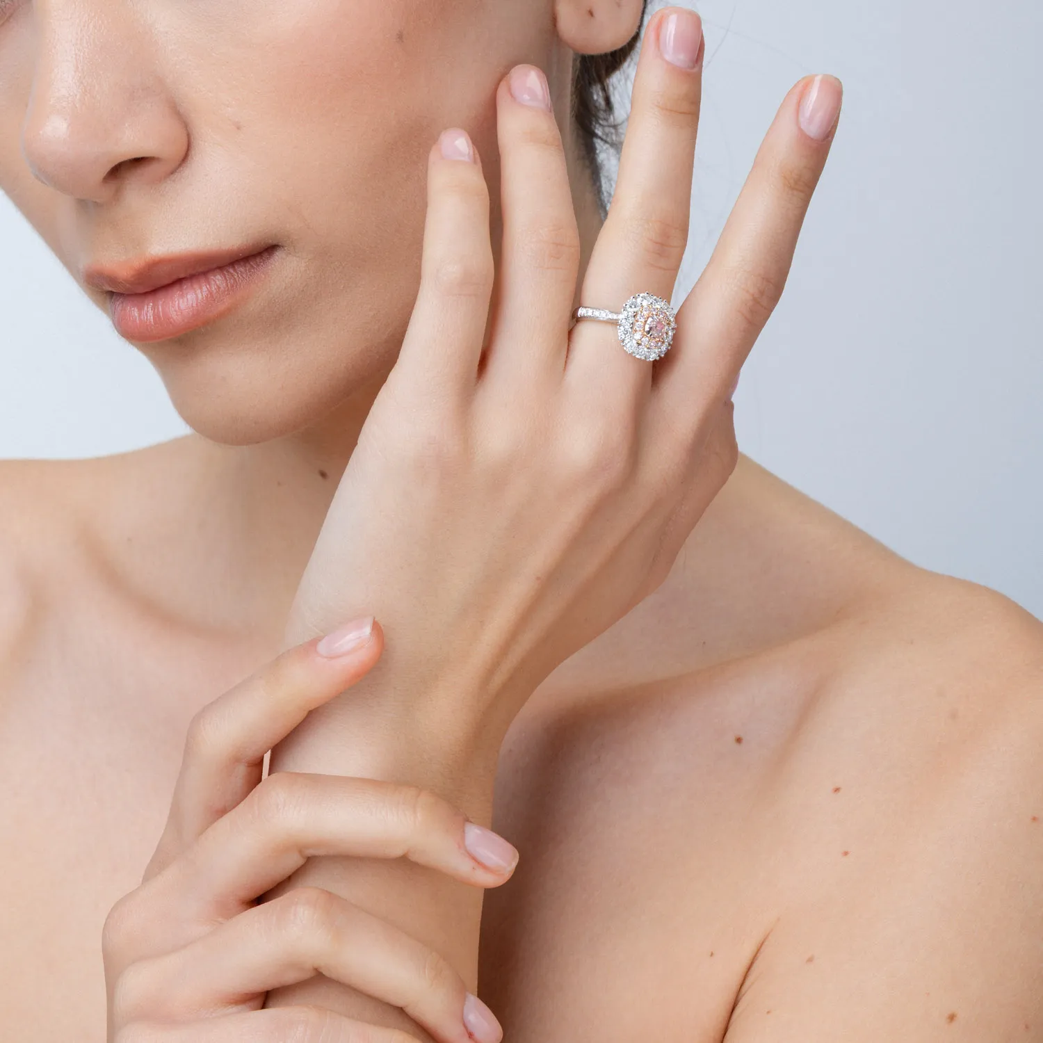 Inel din aur alb-roz cu un diamant fancy roz cushion de 0.7ct si diamante roz si incolore de 1.5ct - imagine 3