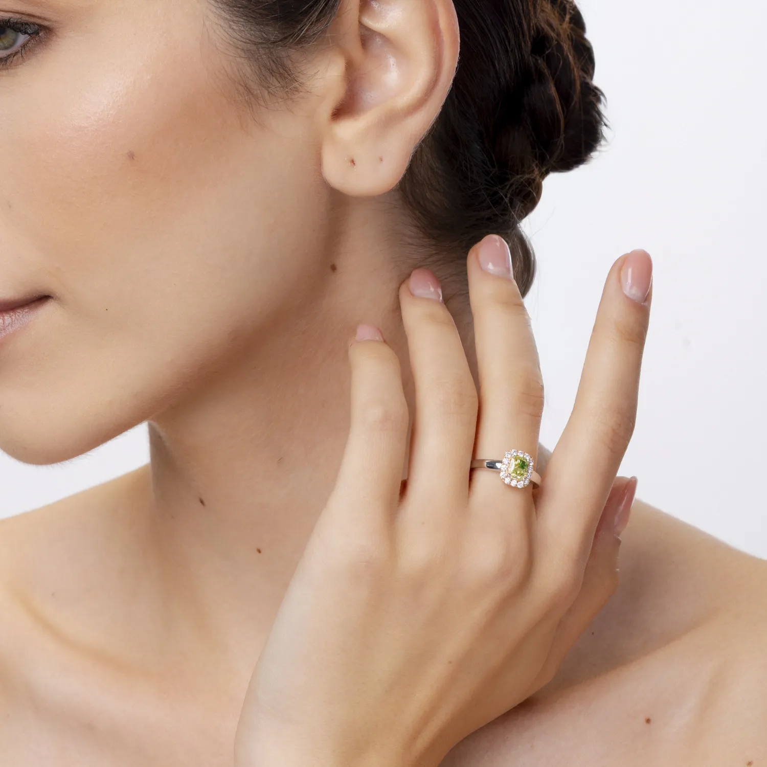 Fehér rózsa arany gyűrű 1.3ct zöld gyémánttal és rózsaszín gyémántokkal