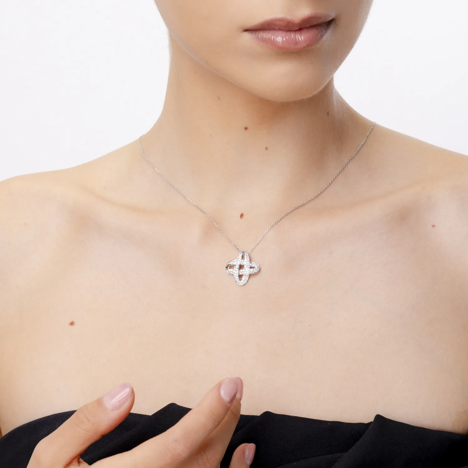 Fehérarany geometrikus medál 0.8ct gyémántokkal