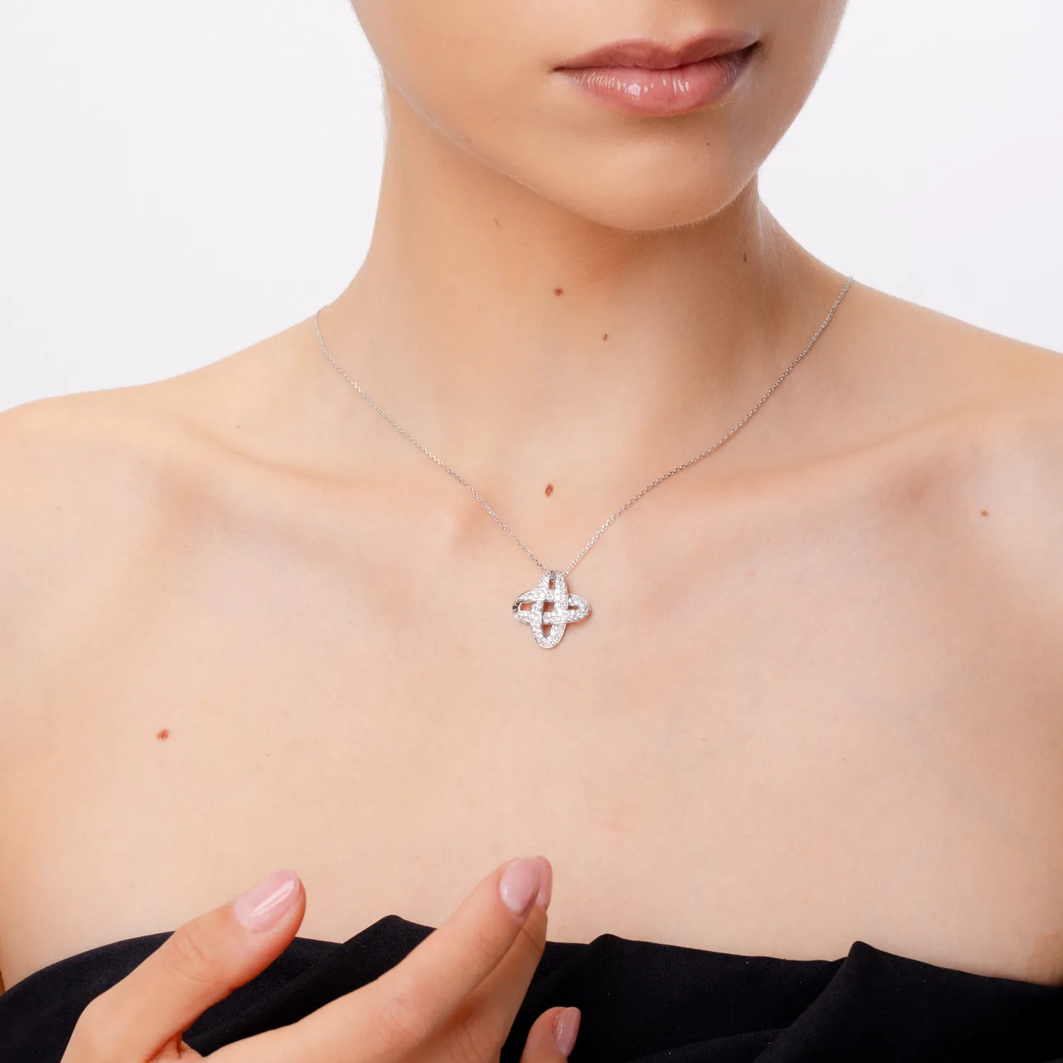Fehérarany geometrikus medál 0.8ct gyémántokkal