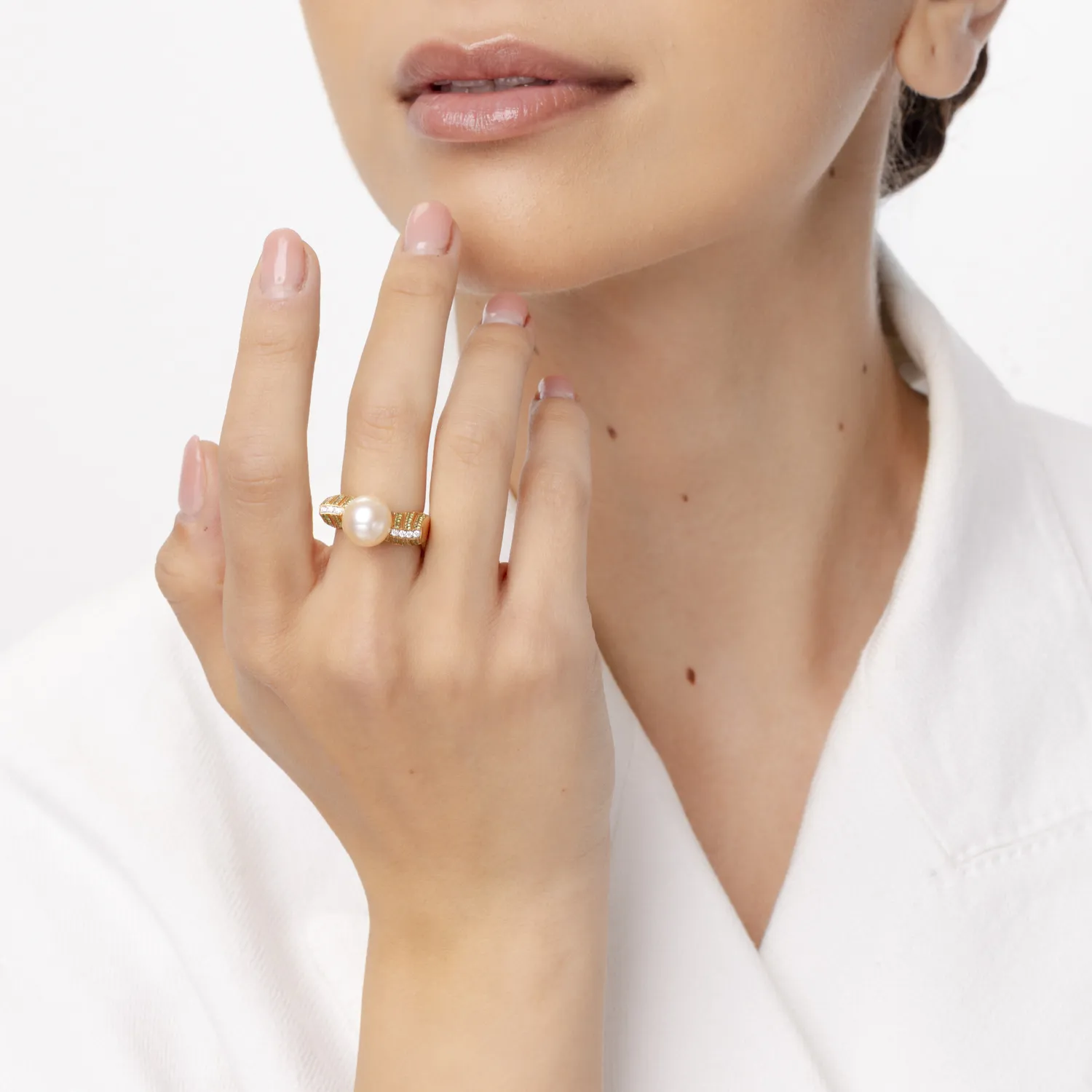 Rózsarany gyűrű édesvízi gyönggyel, 0.7ct drágakövekkel és féldrágakövekkel