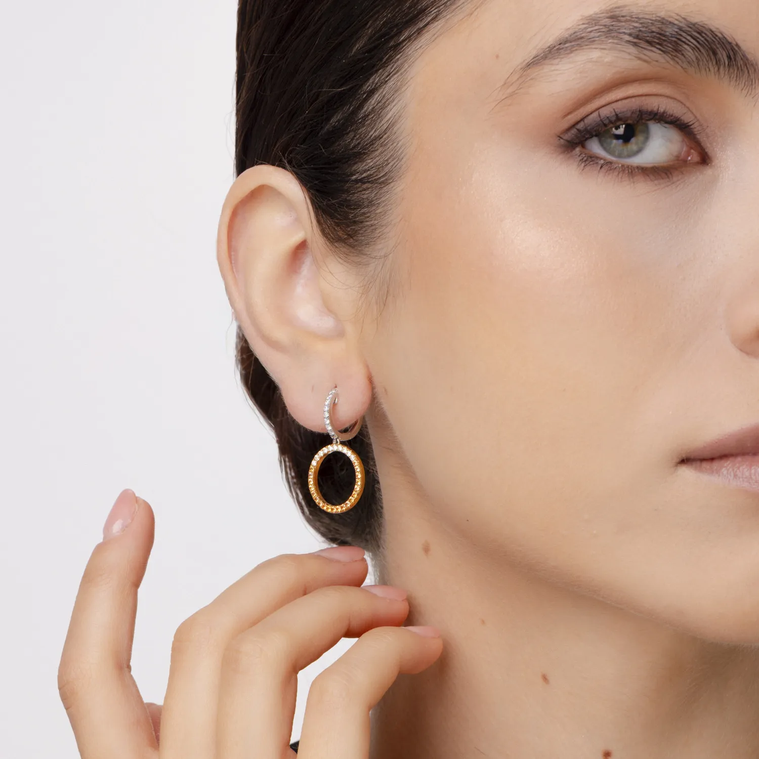 Fehér-sárga arany karika fülbevaló zafírokkal és 0.99 ct gyémánttal