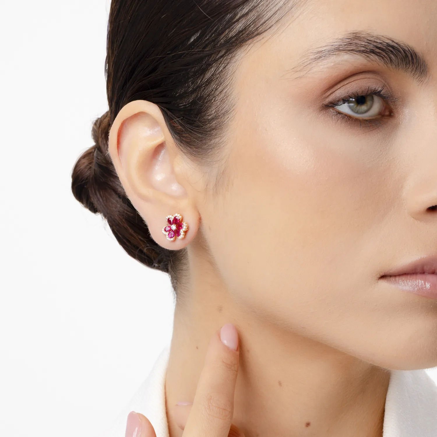 Fehér-rózsa arany virág fülbevaló rubinokkal és 2.5 ct gyémánttal