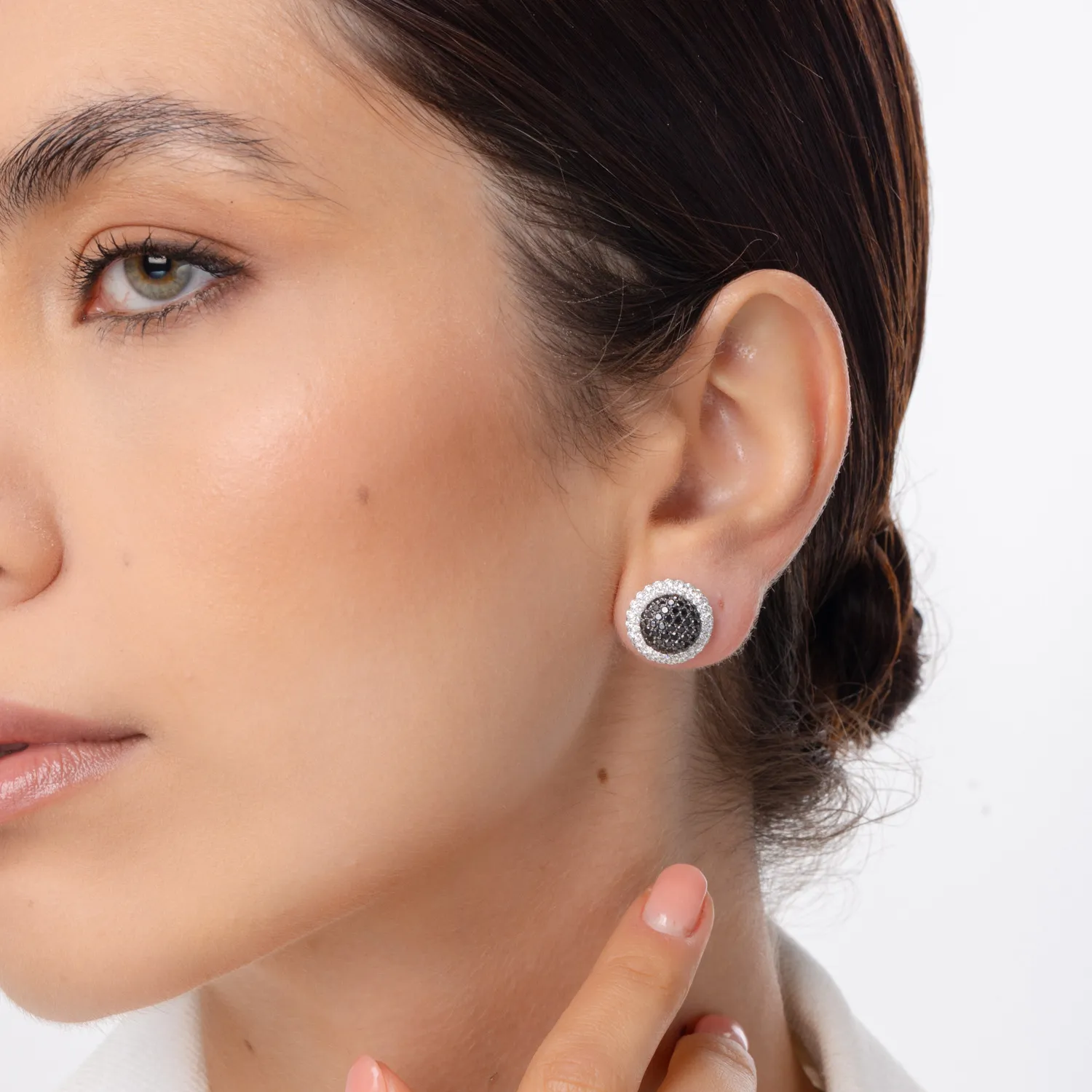 Cercei din aur alb cu diamante negre si incolore de 2.3ct