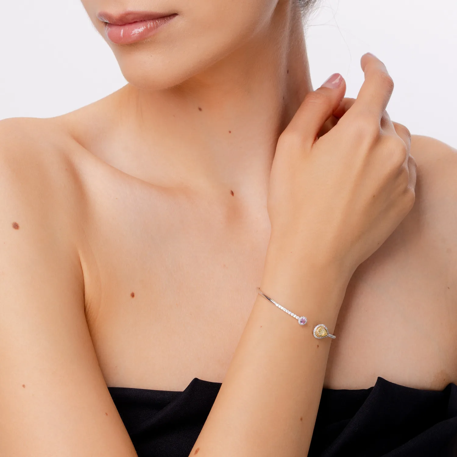 Fehérarany nyitott karperec 1.2ct rózsaszín zafírral és gyémánttal