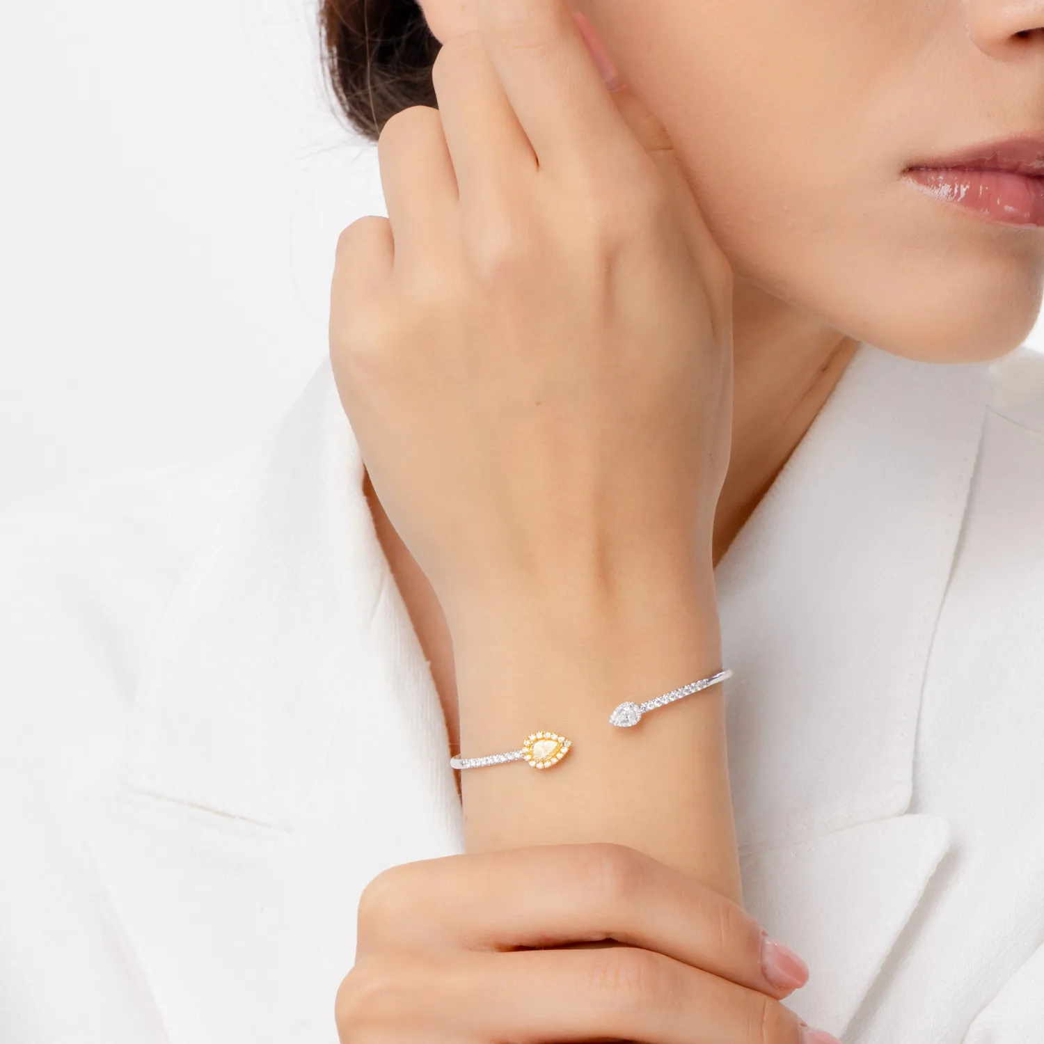 Biała złota otwarta bransoletka z 1.2ct żółtymi i bezbarwnymi diamentami
