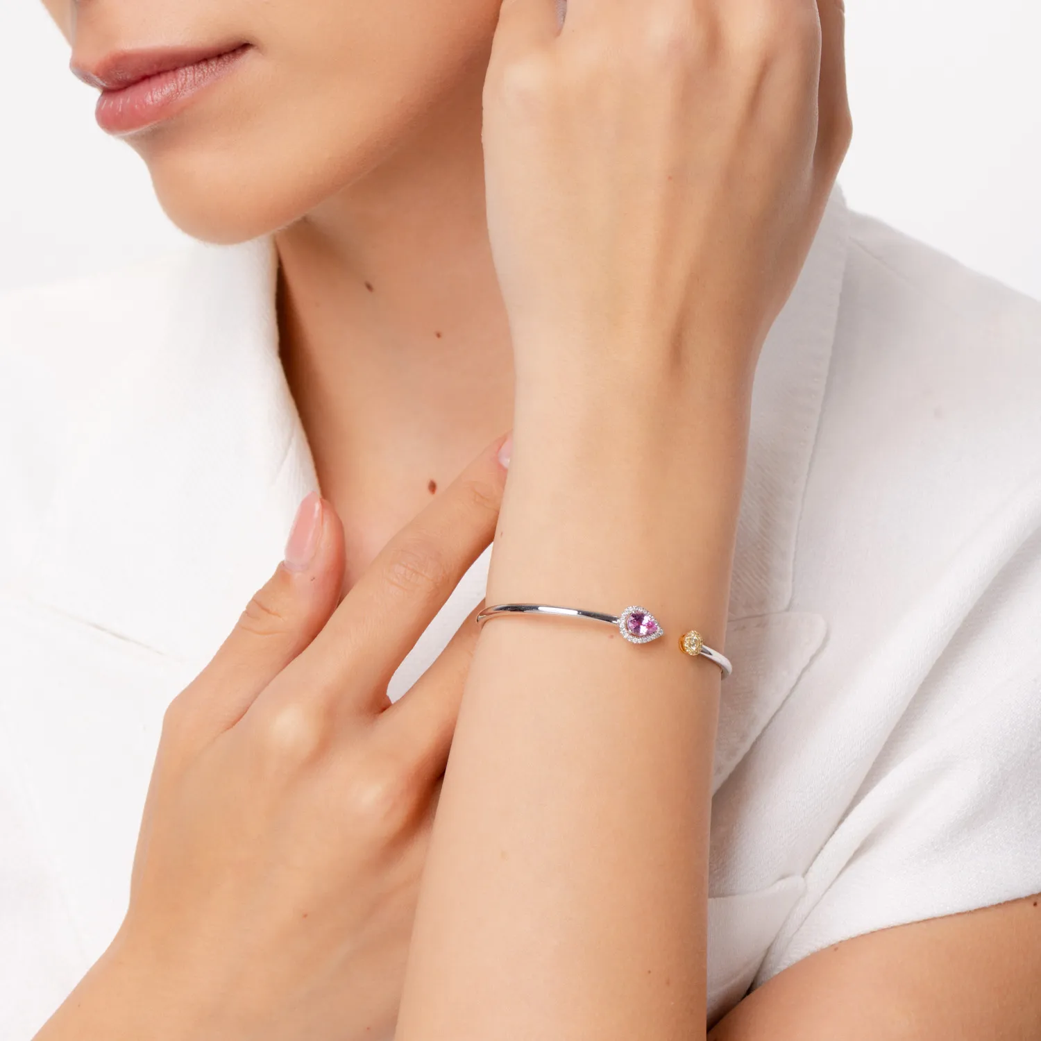 Bransoletka otwarta z białego złota z 1.2ct różowymi szafirami i diamentami