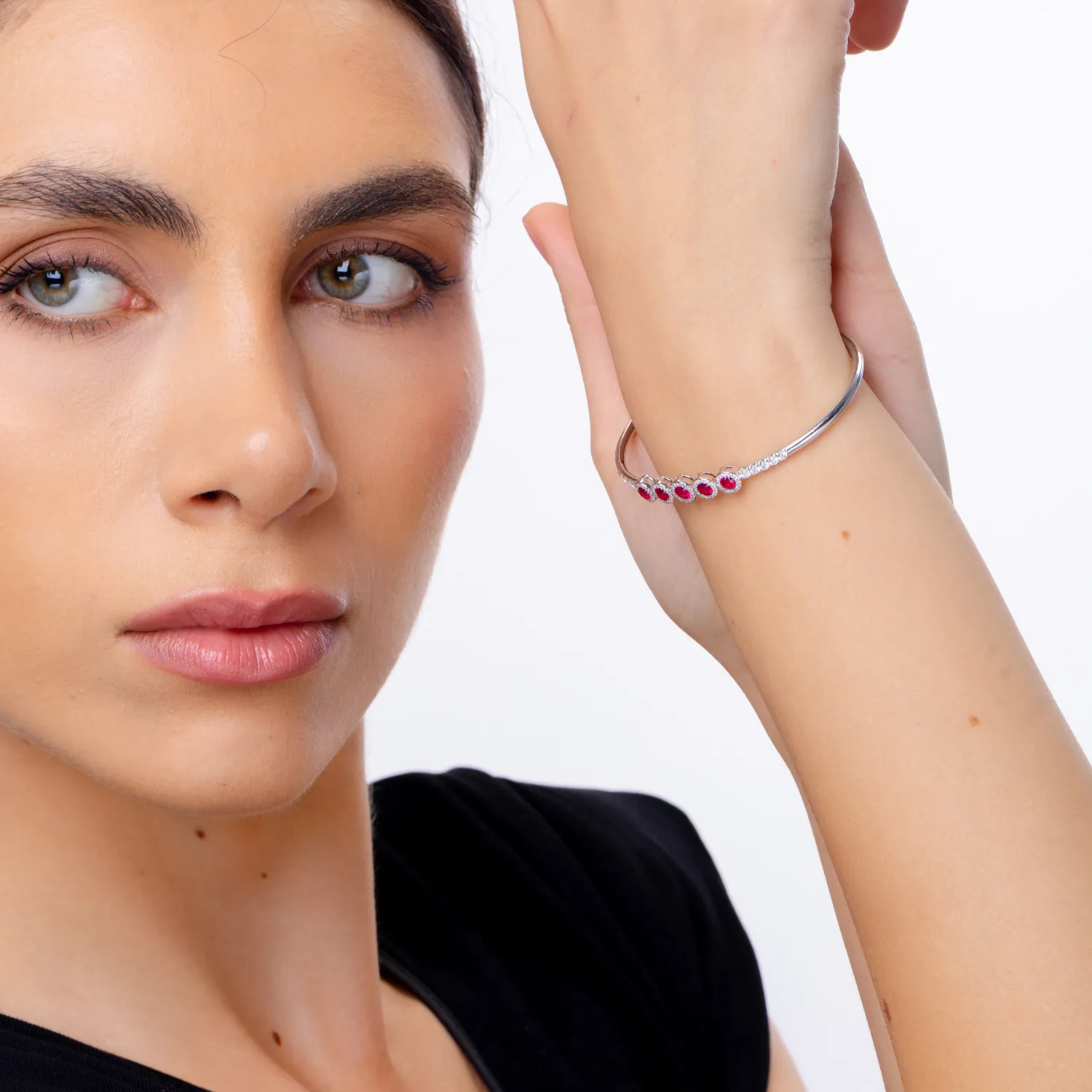 Bratara fixa deschisa din aur alb cu rubine si diamante de 1.8ct