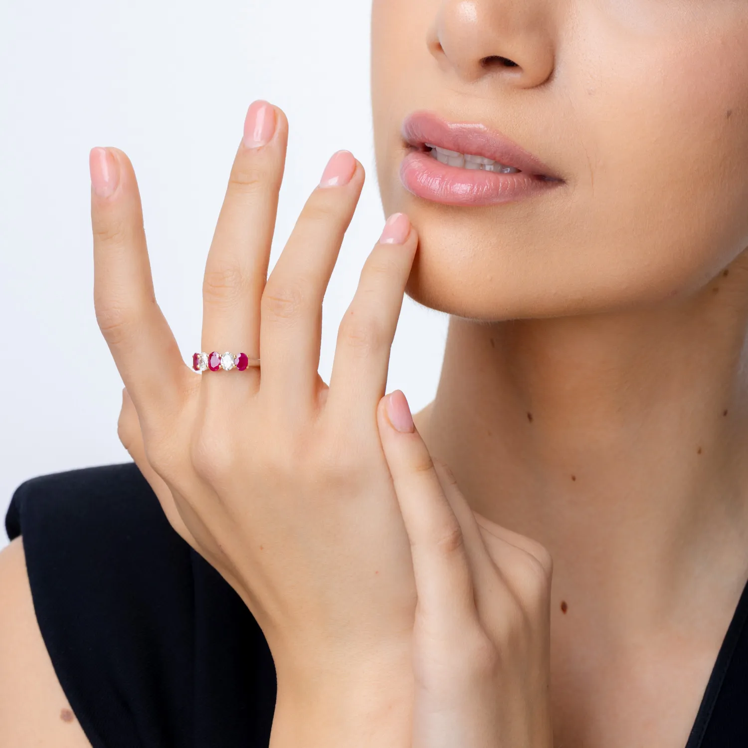 Inel din aur alb cu rubine ovale tratate de 1.05ct si diamante de 0.6ct
