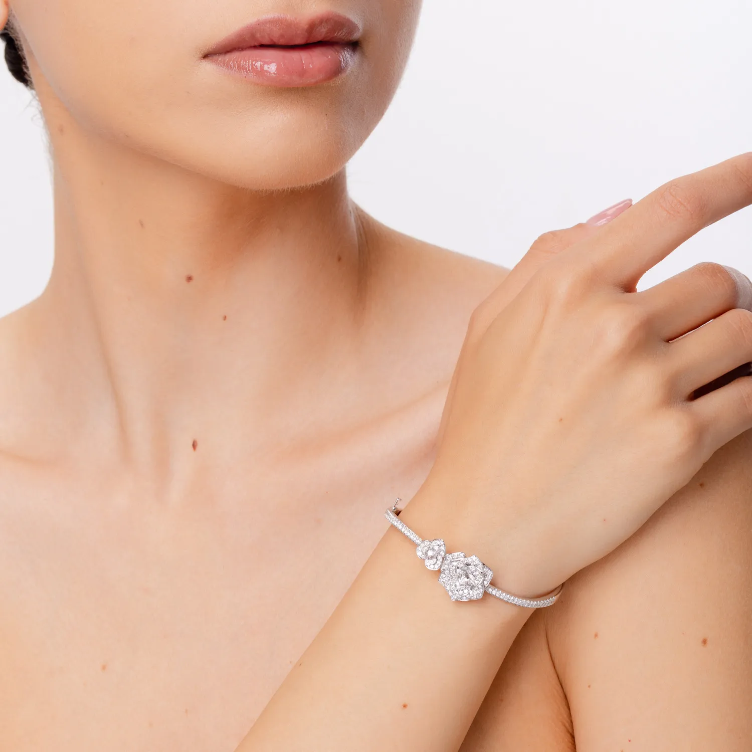 Bransoletka z wisiorkami z białego złota z diamentami o masie 1.3ct