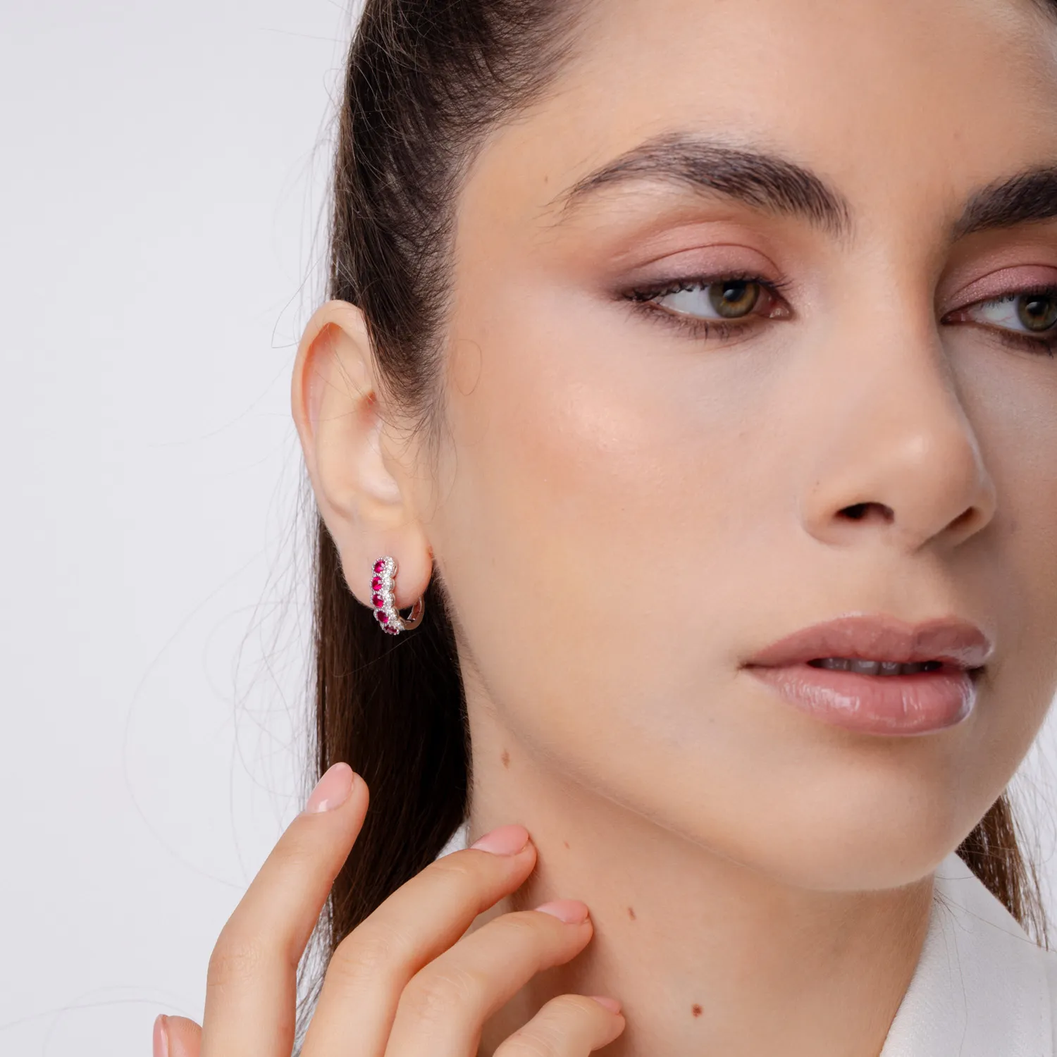 Cercei cu tortite din aur alb cu rubine si diamante de 1.5ct