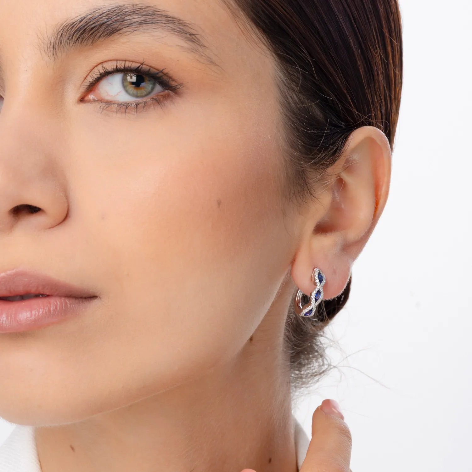 Cercei cu tortite din aur alb cu safire si diamante de 1.2ct