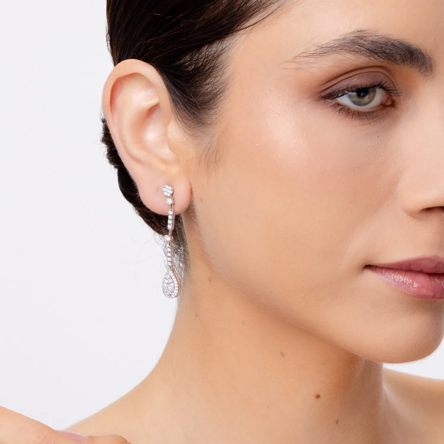 White gold long earrings with 1.89ct diamonds