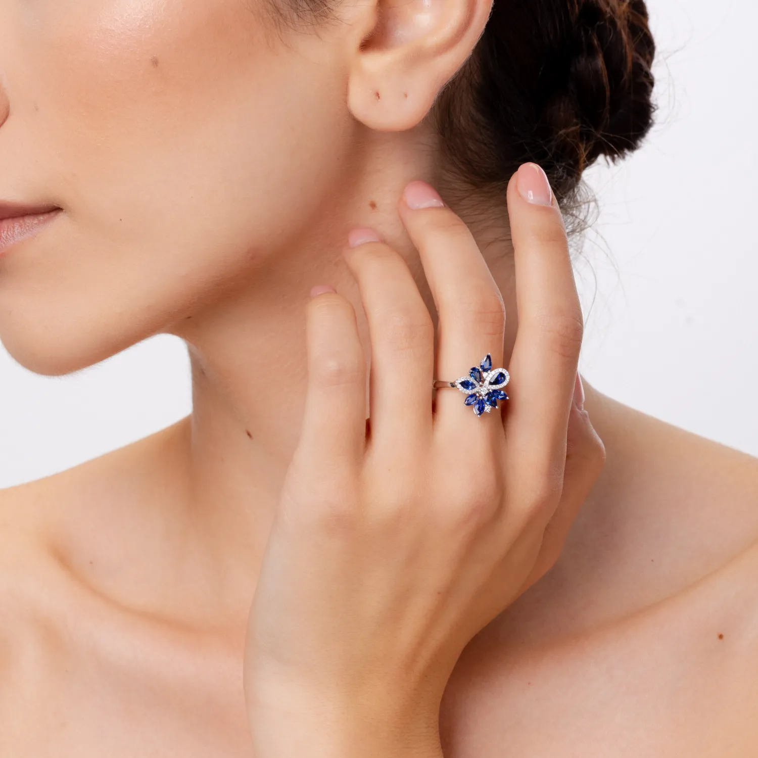 Pierścionek z białego złota z 1.6ct szafirami i diamentami