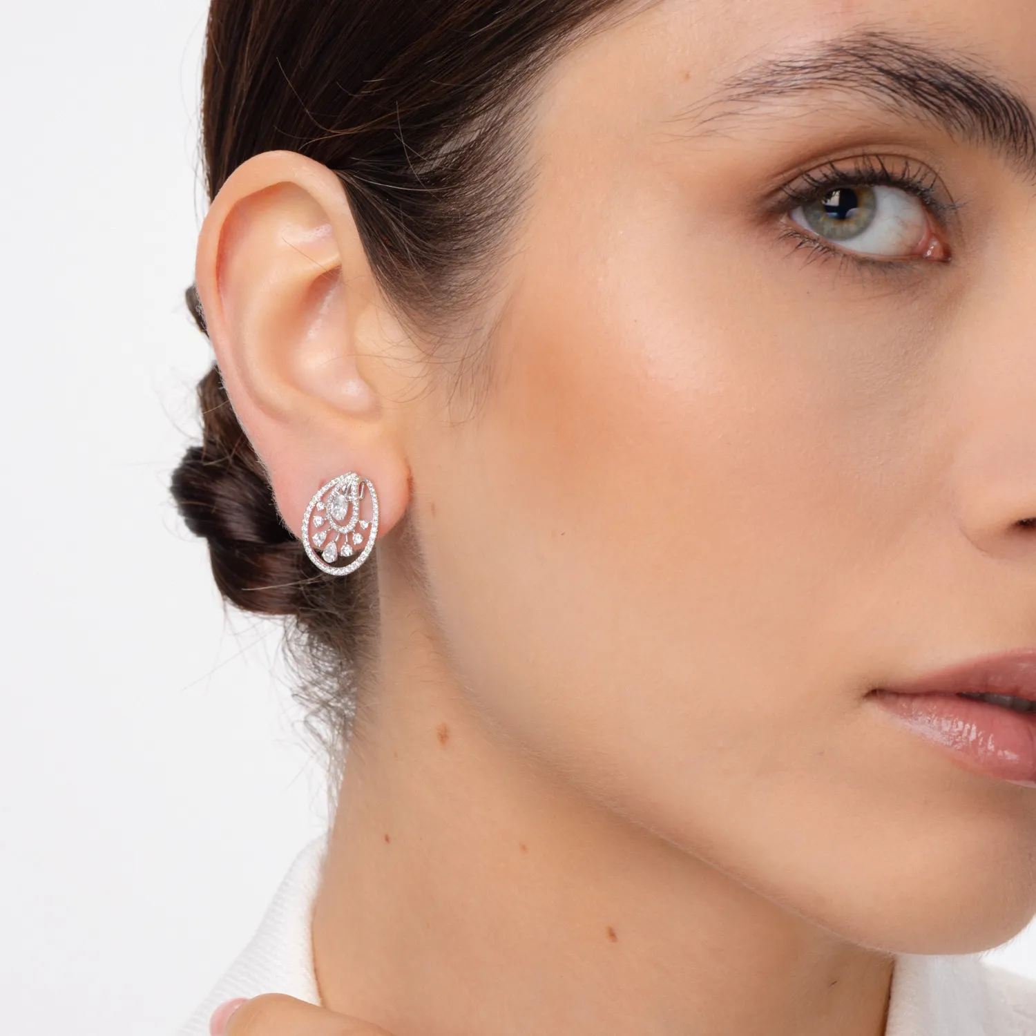 Cercei geometrici din aur alb cu diamante princess, ovale si rotunde de 1.36ct