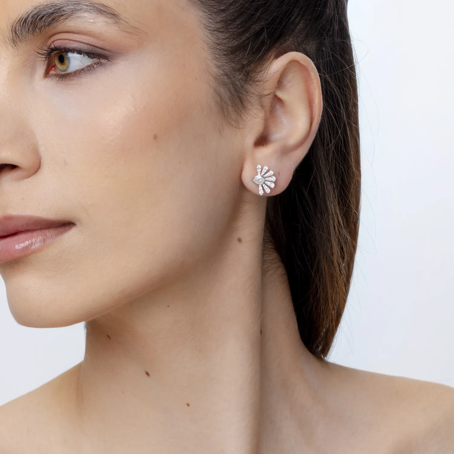 Cercei geometrici din aur alb cu diamante pear si rotunde de 1.26ct