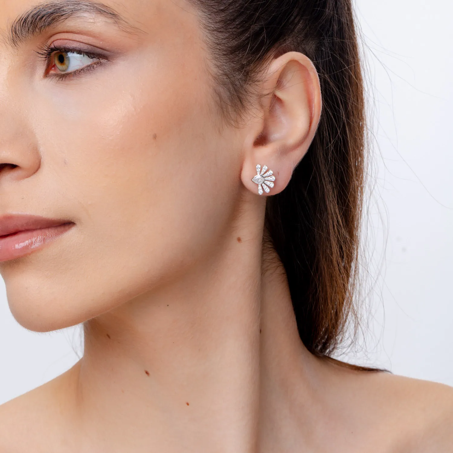 Cercei geometrici din aur alb cu diamante pear si rotunde de 1.26ct