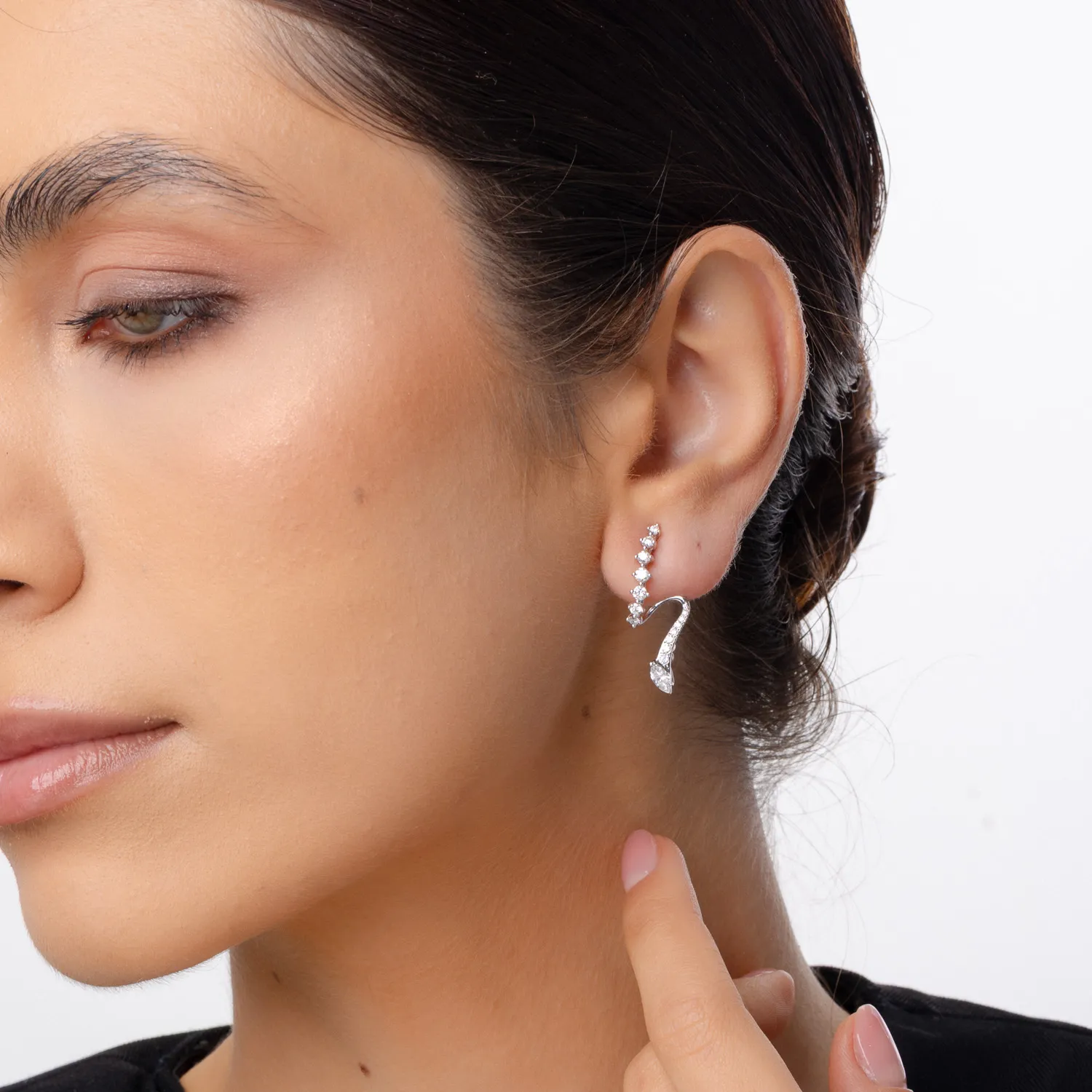 White gold long earrings with 1.18ct diamonds