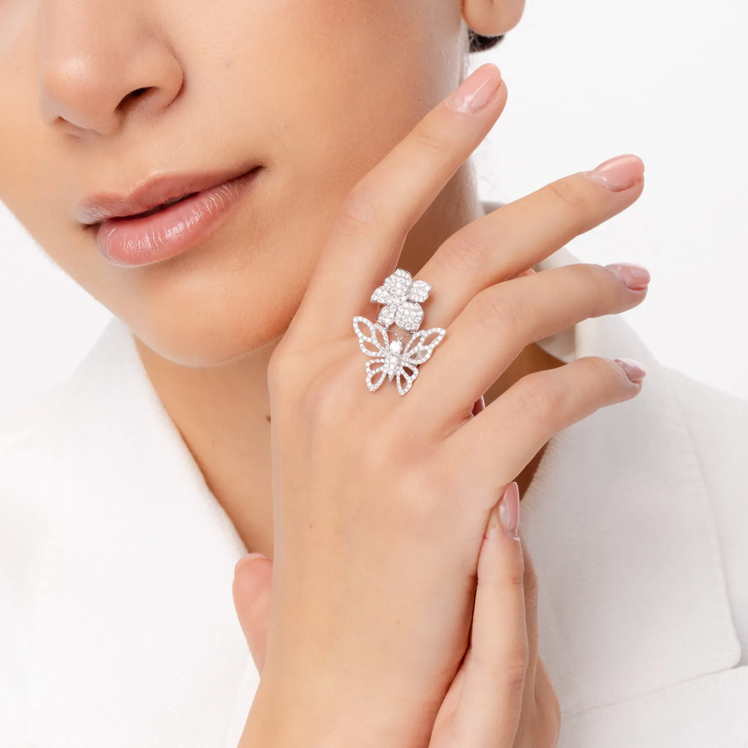 Pierścionek motyl-kwiat z białego złota z diamentami o masie 1.4ct