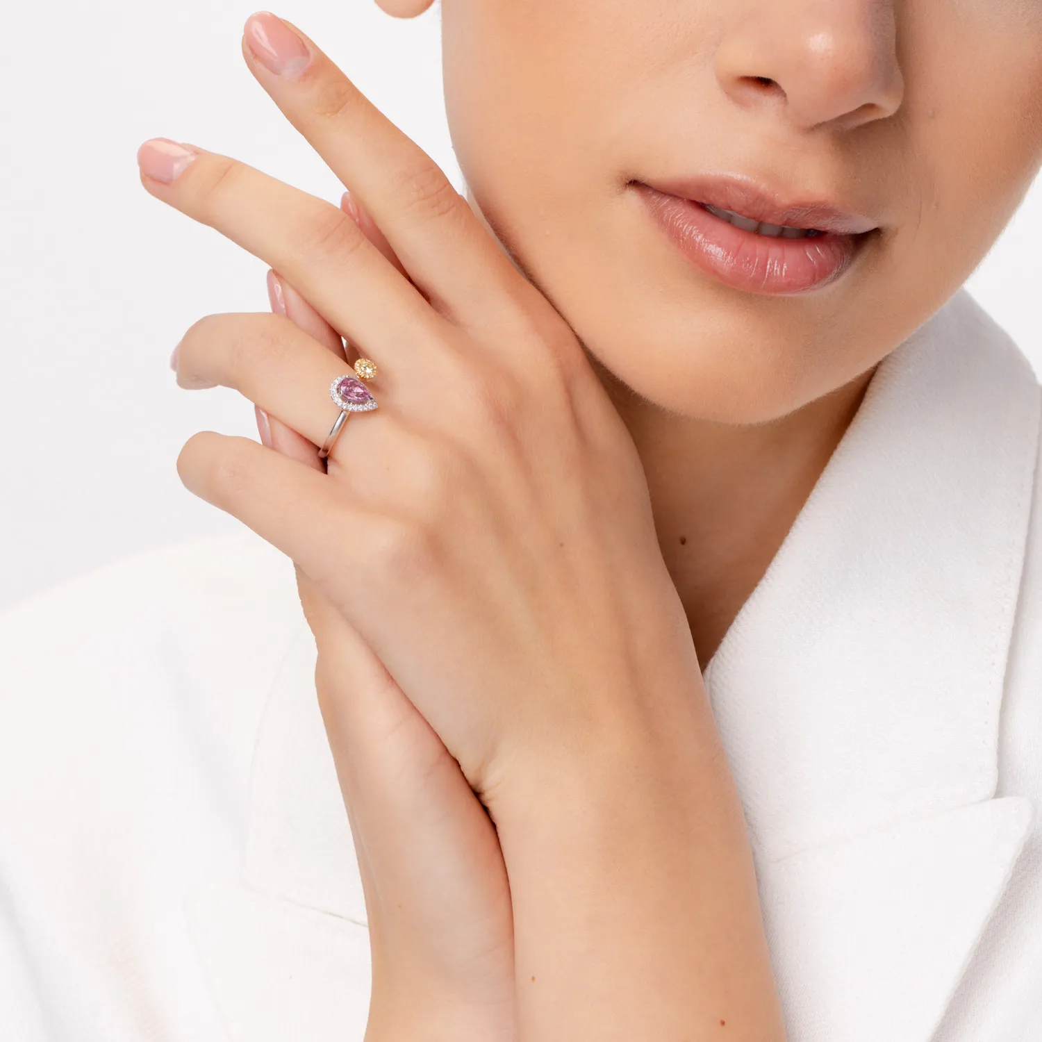 Pierścionek otwarty z białego złota z diamentami o masie 1.1ct i różowym szafirem