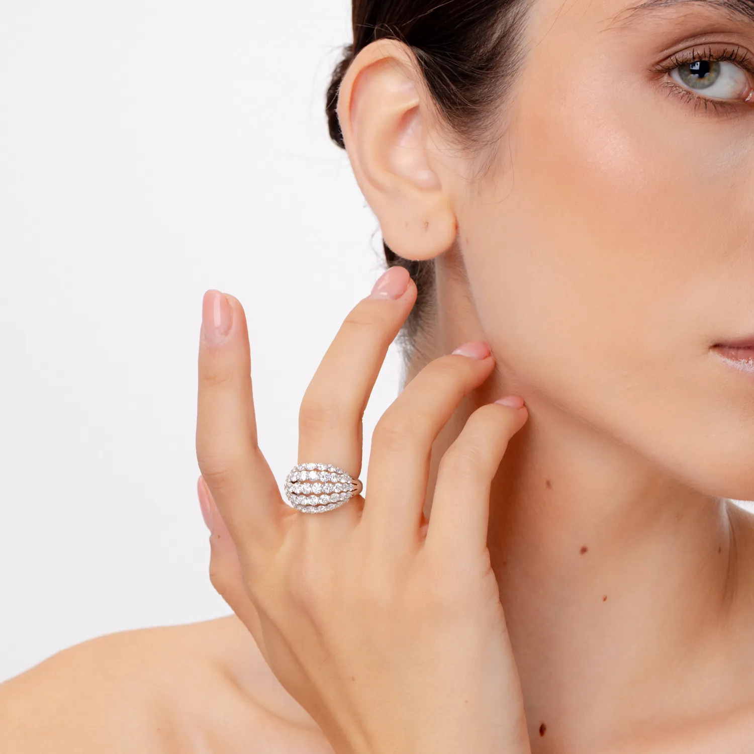 Pierścionek z białego złota z 3.5ct mikrooprawionymi diamentami