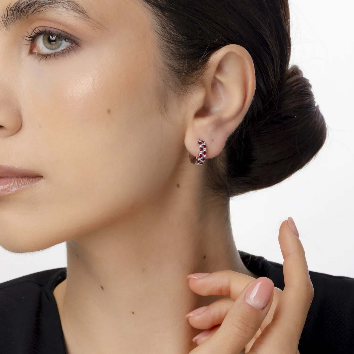 Fehérarany geometrikus fülbevaló 0.8ct rubinokkal és 0.2ct gyémántokkal