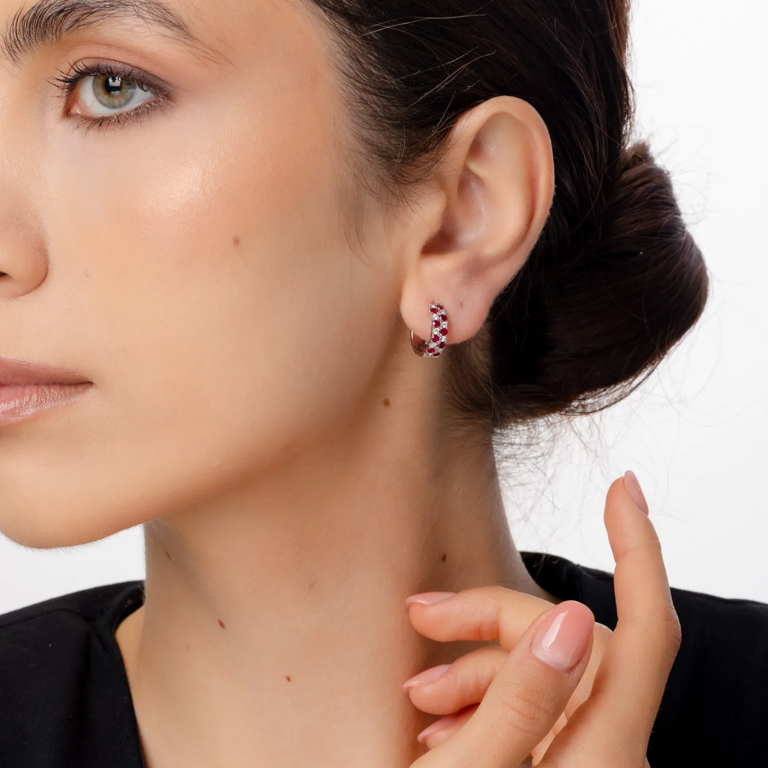 Kolczyki geometryczne z białego złota z rubinami o masie 0.8 ct i diamentami o masie 0.2ct