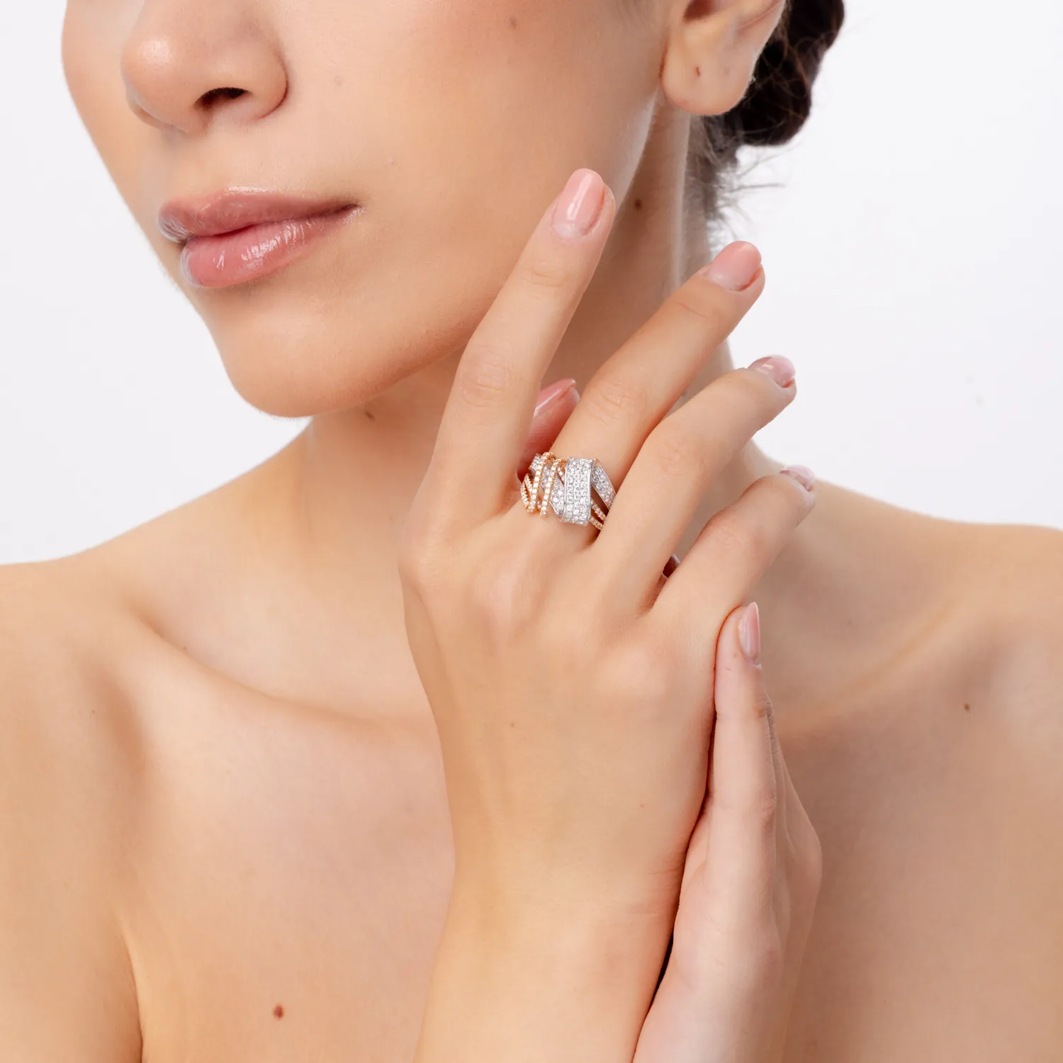 Pierścionek geometryczny z białego złota z diamentami 1.3ct